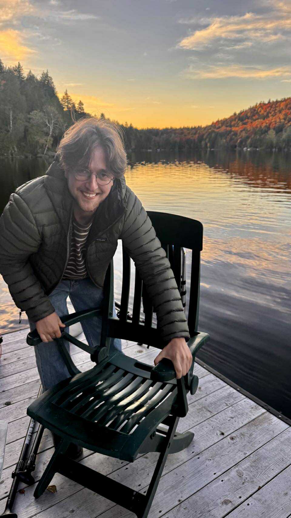 Photo de moi-même en train de plier une chaise sur un quai dans Portneuf, Québec